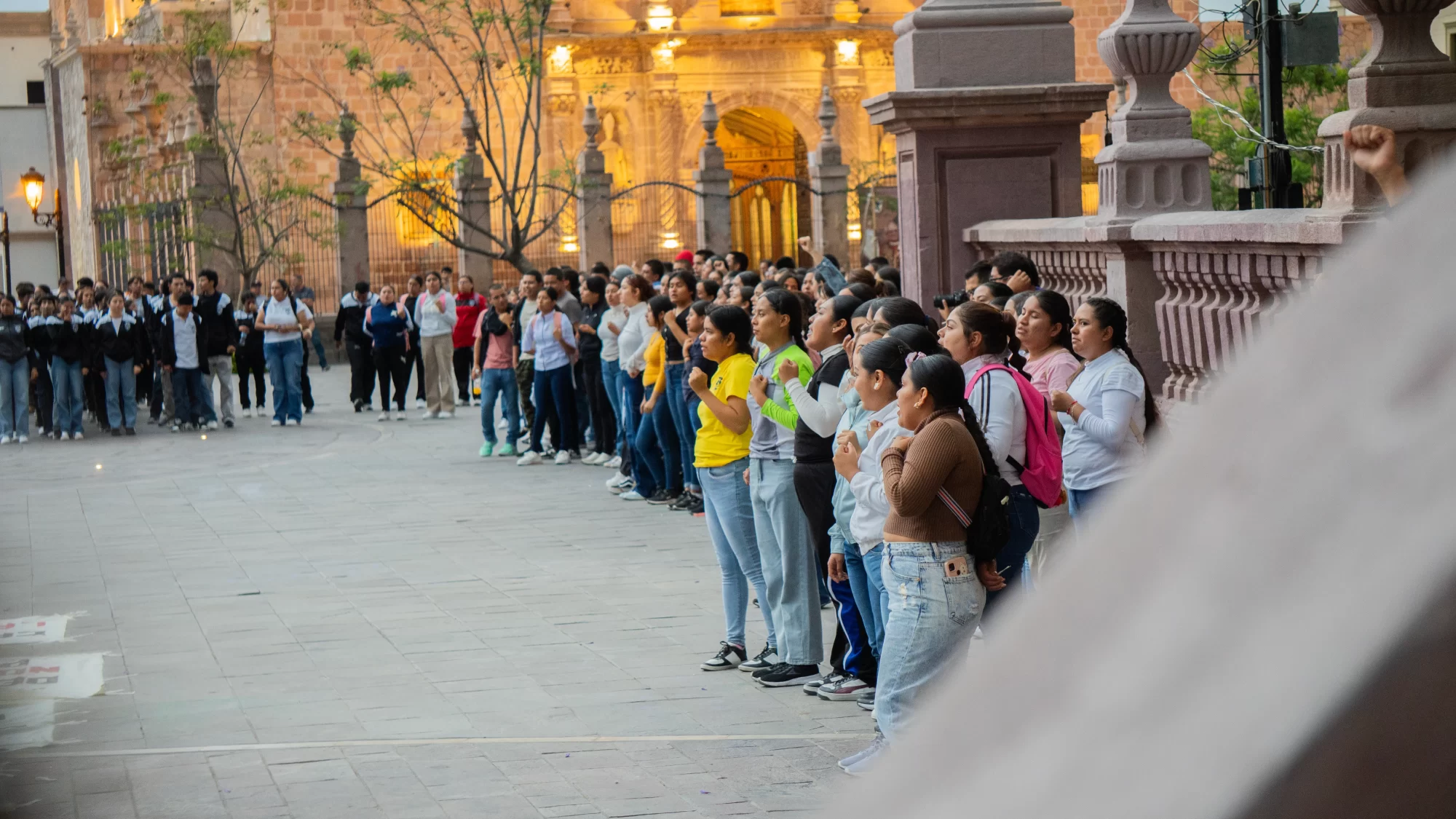 Los estudiantes se organizaron en la plaza principal para el acto conmemorativo HD