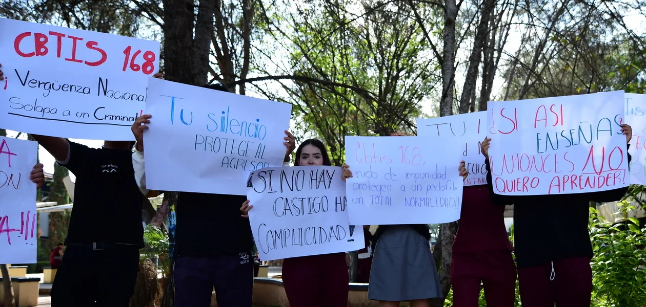 Exigen a la dirección del plantel que tome cartas en el asunto de acoso sexual que por años se ha dado en esta institución por parte de algunos maestros, entre los que principalmente mencionaron a Juan José López López.