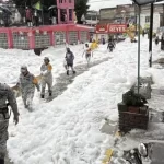Espuma blanca cubrió calles y avenidas del municipio de Naucalpan.