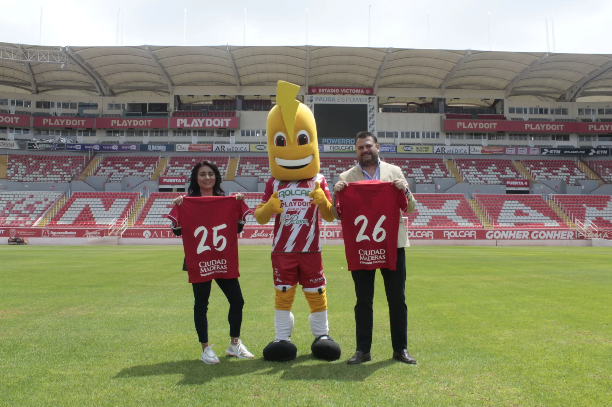 Rayito la mascota del equipo rojiblanco se unio a la celebracion de la alianza entre Ciudad Maderas y Club Necaxa