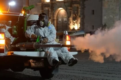 Se pone especial atención en los puntos donde se reportan mayores casos sospechosos de dengue, la realidad es que todo aquel sitio con almacenamiento de agua puede ser un foco de infección para la propagación de este mosquito portador del dengue.