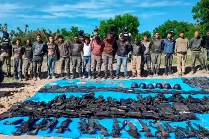 Los 18 detenidos tras el operativo en Rincón de Romos. Foto: Gabinete de Seguridad MX.