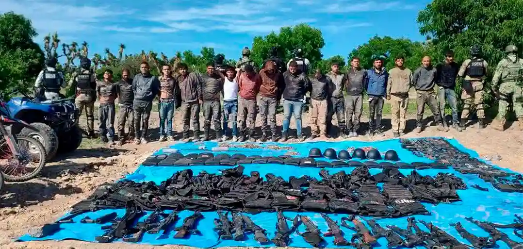 Los 18 detenidos tras el operativo en Rincón de Romos. Foto: Gabinete de Seguridad MX.