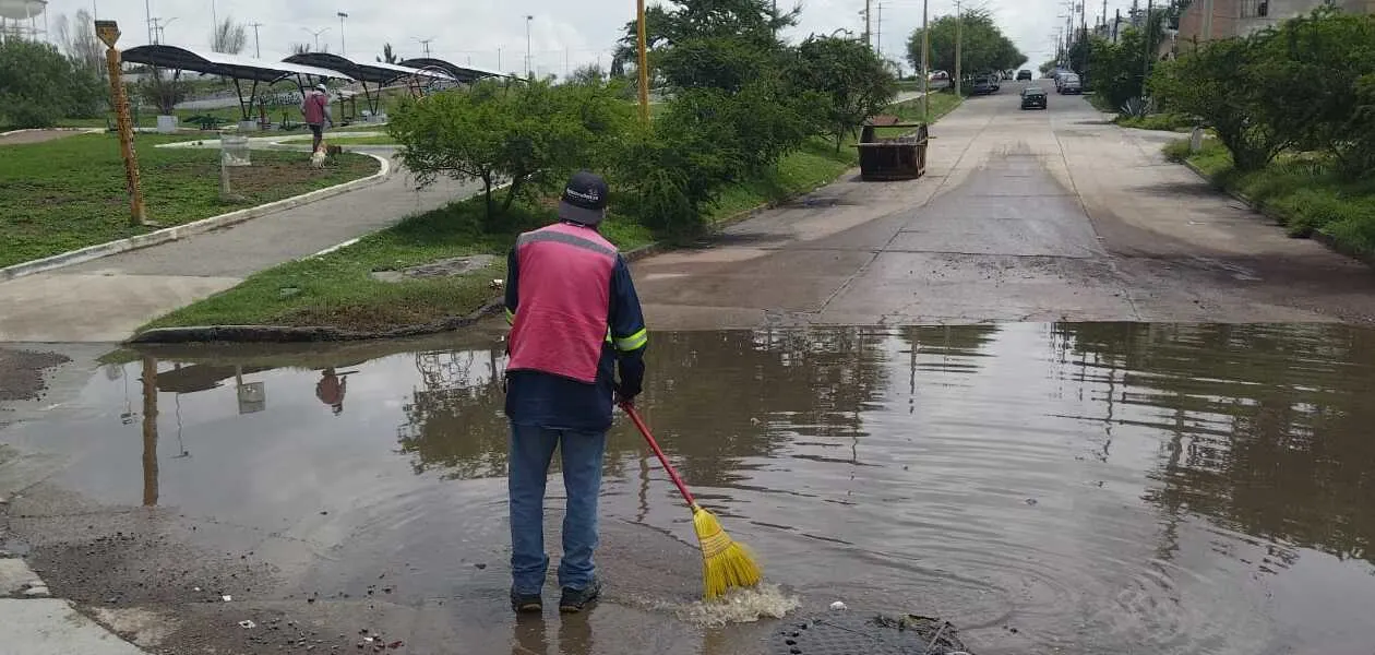 De manera permanente se realiza limpieza de alcantarillas y caimanes para evitar inundaciones en la zona urbana y rural de Aguascalientes.