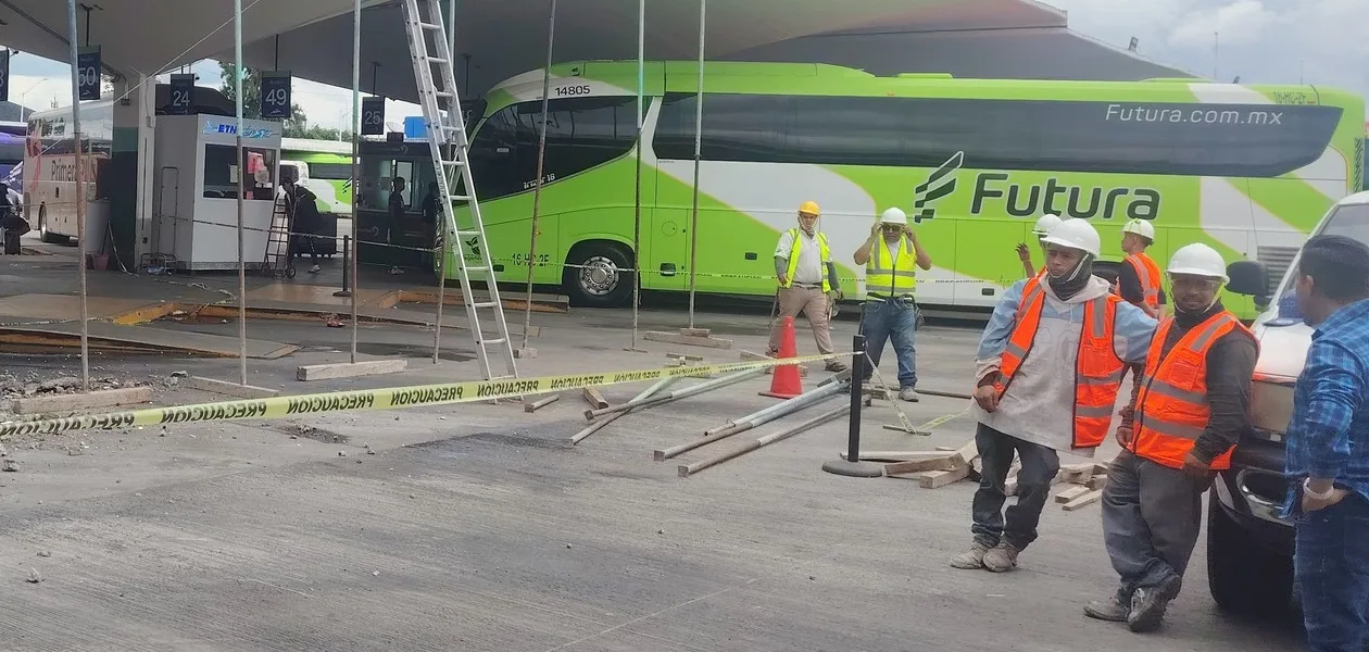 Cae techo en los andenes de la central camionera 2