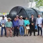 César Medina, indicó que las cisternas ayudarán a los productores a almacenar agua para diversos usos en sus áreas productivas, “especialmente ahora que hemos tenido un excelente temporal, sabemos que normalmente sufrimos por la falta de lluvias, por eso estos apoyos llegan oportunamente, para aprovechar el buen temporal.