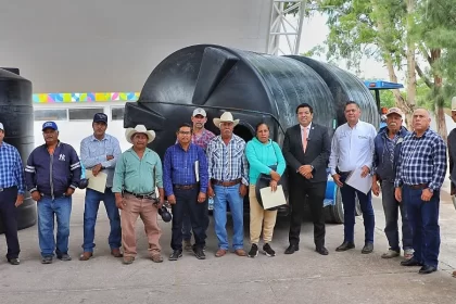 César Medina, indicó que las cisternas ayudarán a los productores a almacenar agua para diversos usos en sus áreas productivas, “especialmente ahora que hemos tenido un excelente temporal, sabemos que normalmente sufrimos por la falta de lluvias, por eso estos apoyos llegan oportunamente, para aprovechar el buen temporal.