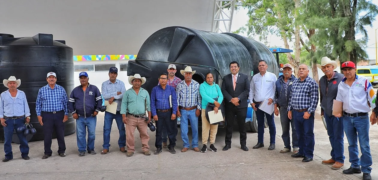César Medina, indicó que las cisternas ayudarán a los productores a almacenar agua para diversos usos en sus áreas productivas, “especialmente ahora que hemos tenido un excelente temporal, sabemos que normalmente sufrimos por la falta de lluvias, por eso estos apoyos llegan oportunamente, para aprovechar el buen temporal.