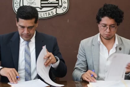Diego Hoshin López Vergara, representante regional del INSUS refrendó el compromiso para garantizar la tranquilidad de la población respecto a su patrimonio, ya que con esta suma de esfuerzos se busca evitar que los ciudadanos hereden problemas legales a sus familiares.