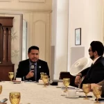 En un acto de colaboración y compromiso con la comunidad, el fiscal general del Estado, Manuel Alonso García, sostuvo una reunión con integrantes del Club Rotario, en la que compartió los logros alcanzados en los primeros 100 días de la nueva era de la institución y presentó el plan estratégico para fortalecer la institución; este encuentro refleja la voluntad del fiscal de trabajar de manera conjunta con diferentes sectores sociales para mejorar la justicia y la seguridad en nuestro Estado. Durante la reunión, Alonso García destacó los principales avances logrados en estos primeros meses, entre los que se incluyen la modernización de procesos internos, la capacitación del personal y la implementación de nuevas tecnologías que han permitido una atención más eficiente a la ciudadanía, además, resaltó que estos esfuerzos han sentado las bases para alcanzar la meta de posicionar a la Fiscalía como la mejor a nivel nacional en los próximos años. Los rotarios señalaron su disposición y compromiso de trabajar de la mano con el área de Atención a Víctimas del Delito, a fin de brindar los apoyos necesarios a las personas que así lo necesiten, lo que fortalecerá las acciones que se implementan para las personas afectadas. El fiscal explicó en detalle el plan estratégico que ha diseñado para lograr este objetivo y entre las acciones contempladas se encuentran la optimización de los procesos de investigación y persecución del delito, el fortalecimiento de la atención a víctimas y testigos, así como la transparencia en la gestión institucional, asimismo, se contempla ampliar la colaboración con diferentes sectores sociales y organizaciones civiles, con el fin de construir una justicia más cercana y efectiva para todos los ciudadanos. Los integrantes del Club Rotario expresaron su reconocimiento por el trabajo realizado hasta ahora y manifestaron su apoyo a los objetivos trazados por la Fiscalía. En sus intervenciones, enfatizaron la importancia de la colaboración entre instituciones y sociedad civil para fortalecer la seguridad y la justicia en el Estado. La reunión sirvió también para que los rotarios compartieran algunas inquietudes relacionadas con la seguridad pública y la atención ciudadana, las cuales fueron atendidas de inmediato por el abogado del Estado, quien explicó las acciones en marcha y los próximos pasos a seguir. El abogado del Estado dio a conocer al detalle las iniciativas en curso para atender las inquietudes planteadas por los rotarios, así como los programas que se implementarán en los próximos meses para mejorar aún más la eficiencia y la transparencia de la Fiscalía. Este diálogo abierto refleja el compromiso de la institución por escuchar y atender las necesidades de la ciudadanía y de los diferentes sectores sociales. Alonso García reiteró su compromiso de seguir trabajando de manera transparente y cercana a la comunidad, con el objetivo de construir un sistema de justicia que sea ejemplo a nivel nacional, de la misma forma, resaltó que la colaboración con organizaciones civiles como el Club Rotario es fundamental para alcanzar los objetivos planteados y para fortalecer la confianza de la ciudadanía en las instituciones. Finalmente, el fiscal invitó a los presentes a seguir participando activamente en los procesos de mejora institucional y a mantener un diálogo abierto y constructivo. La reunión concluyó con un compromiso conjunto de seguir trabajando en equipo para lograr una justicia más eficiente, transparente y cercana a todos los habitantes del Estado.