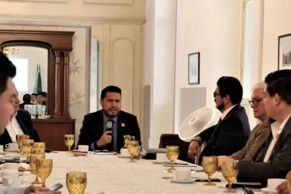 En un acto de colaboración y compromiso con la comunidad, el fiscal general del Estado, Manuel Alonso García, sostuvo una reunión con integrantes del Club Rotario, en la que compartió los logros alcanzados en los primeros 100 días de la nueva era de la institución y presentó el plan estratégico para fortalecer la institución; este encuentro refleja la voluntad del fiscal de trabajar de manera conjunta con diferentes sectores sociales para mejorar la justicia y la seguridad en nuestro Estado. Durante la reunión, Alonso García destacó los principales avances logrados en estos primeros meses, entre los que se incluyen la modernización de procesos internos, la capacitación del personal y la implementación de nuevas tecnologías que han permitido una atención más eficiente a la ciudadanía, además, resaltó que estos esfuerzos han sentado las bases para alcanzar la meta de posicionar a la Fiscalía como la mejor a nivel nacional en los próximos años. Los rotarios señalaron su disposición y compromiso de trabajar de la mano con el área de Atención a Víctimas del Delito, a fin de brindar los apoyos necesarios a las personas que así lo necesiten, lo que fortalecerá las acciones que se implementan para las personas afectadas. El fiscal explicó en detalle el plan estratégico que ha diseñado para lograr este objetivo y entre las acciones contempladas se encuentran la optimización de los procesos de investigación y persecución del delito, el fortalecimiento de la atención a víctimas y testigos, así como la transparencia en la gestión institucional, asimismo, se contempla ampliar la colaboración con diferentes sectores sociales y organizaciones civiles, con el fin de construir una justicia más cercana y efectiva para todos los ciudadanos. Los integrantes del Club Rotario expresaron su reconocimiento por el trabajo realizado hasta ahora y manifestaron su apoyo a los objetivos trazados por la Fiscalía. En sus intervenciones, enfatizaron la importancia de la colaboración entre instituciones y sociedad civil para fortalecer la seguridad y la justicia en el Estado. La reunión sirvió también para que los rotarios compartieran algunas inquietudes relacionadas con la seguridad pública y la atención ciudadana, las cuales fueron atendidas de inmediato por el abogado del Estado, quien explicó las acciones en marcha y los próximos pasos a seguir. El abogado del Estado dio a conocer al detalle las iniciativas en curso para atender las inquietudes planteadas por los rotarios, así como los programas que se implementarán en los próximos meses para mejorar aún más la eficiencia y la transparencia de la Fiscalía. Este diálogo abierto refleja el compromiso de la institución por escuchar y atender las necesidades de la ciudadanía y de los diferentes sectores sociales. Alonso García reiteró su compromiso de seguir trabajando de manera transparente y cercana a la comunidad, con el objetivo de construir un sistema de justicia que sea ejemplo a nivel nacional, de la misma forma, resaltó que la colaboración con organizaciones civiles como el Club Rotario es fundamental para alcanzar los objetivos planteados y para fortalecer la confianza de la ciudadanía en las instituciones. Finalmente, el fiscal invitó a los presentes a seguir participando activamente en los procesos de mejora institucional y a mantener un diálogo abierto y constructivo. La reunión concluyó con un compromiso conjunto de seguir trabajando en equipo para lograr una justicia más eficiente, transparente y cercana a todos los habitantes del Estado.