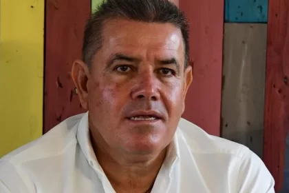 "Varias familias observan a parejas del mismo sexo exhibiéndose en la calle, esperando que la gente lo vea como algo normal".