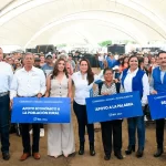 La gobernadora Tere Jiménez, entregó apoyos, para que la gente que se dedica al campo salga adelante.