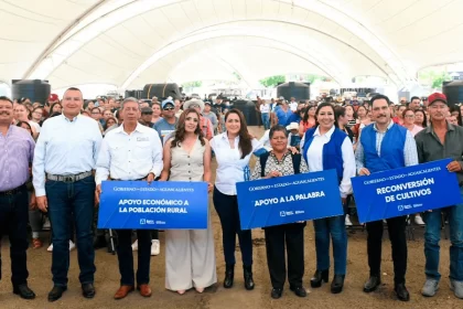 La gobernadora Tere Jiménez, entregó apoyos, para que la gente que se dedica al campo salga adelante.