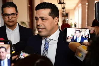 Leo Montañez encabezó un recorrido de supervisión por las zonas afectadas, principalmente por árboles caídos en colonia Altavista y en avenida Independencia, a la altura de la calle Alfredo Lewis.