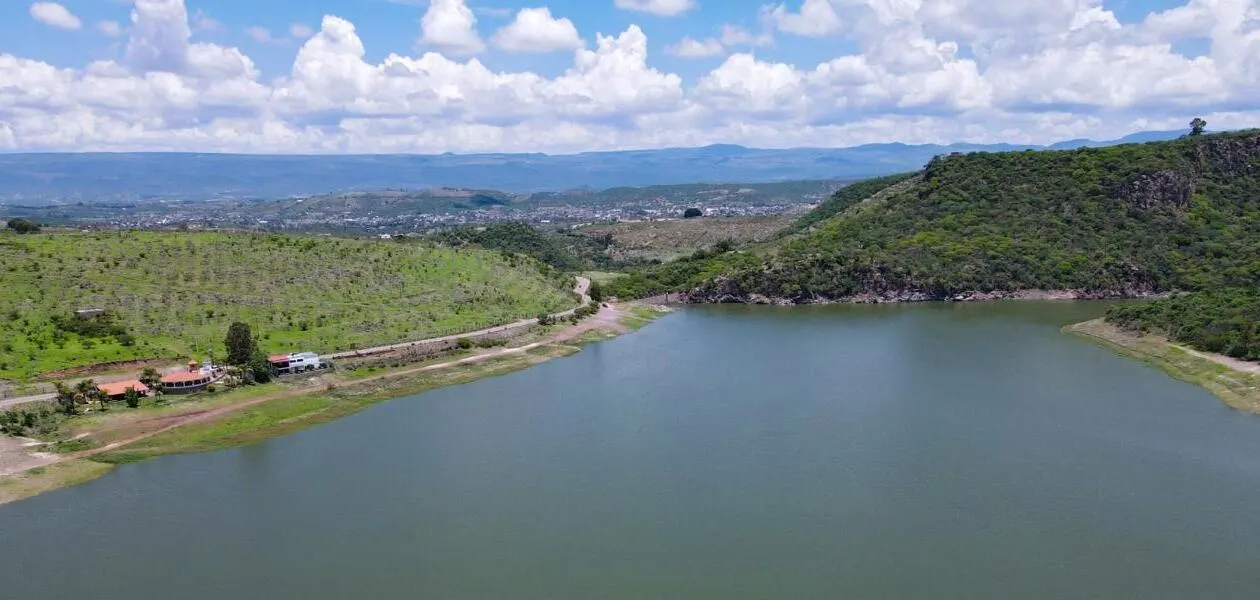 Hasta el momento son cuatro las que ya se encuentran prácticamente al 100 por ciento de su capacidad. Según datos oficiales, El Jocoqui se encuentra al 97.1 por ciento, la 50 Aniversario está al 100.8 por ciento, la de Malpaso ya vertió y registra el 100 por ciento, y El Cedazo presenta un 98 por ciento.