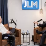 El senador Toño Martín del Campo, conversando con el periodista José Luis Morales en el podcast de JLMNoticias. Foto: JLMNoticias / Valeria Linares.