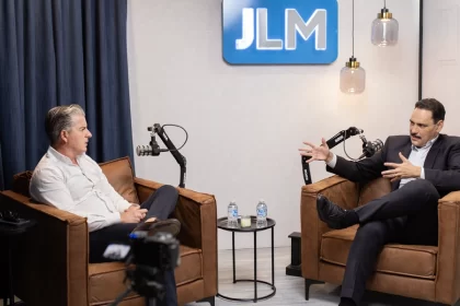 El senador Toño Martín del Campo, conversando con el periodista José Luis Morales en el podcast de JLMNoticias. Foto: JLMNoticias / Valeria Linares.