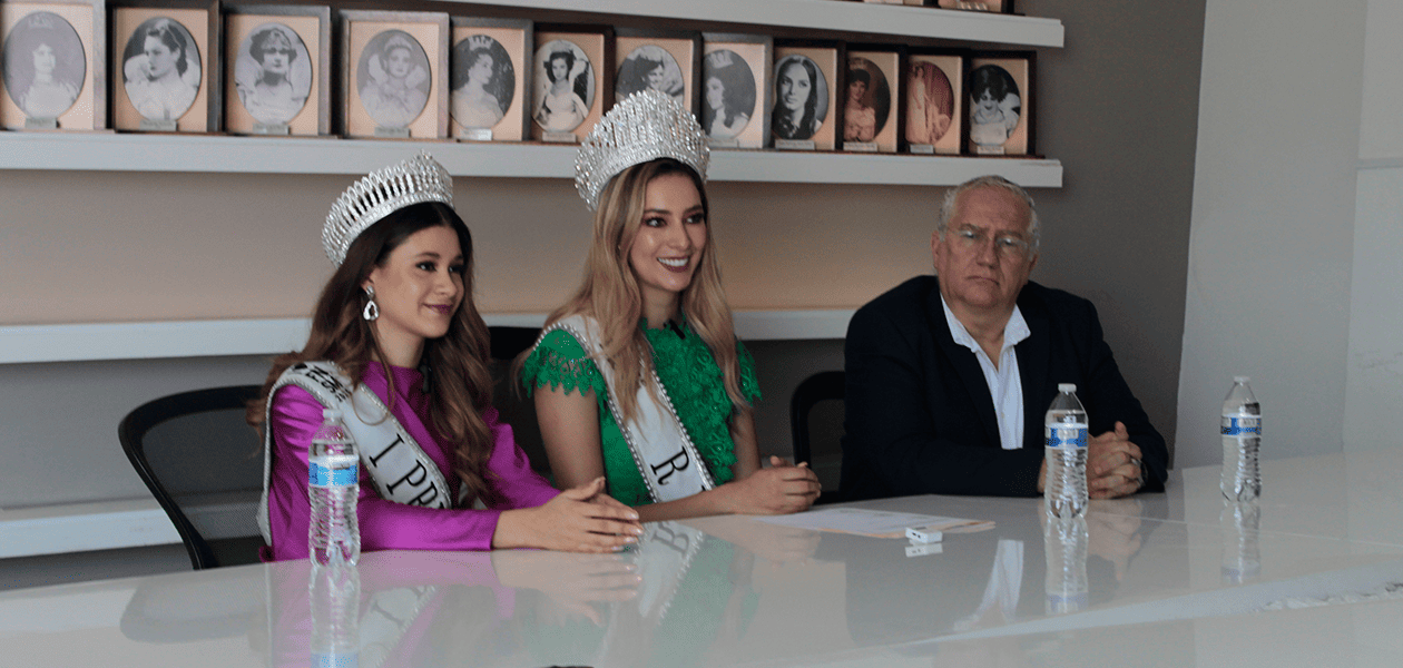 Zahyra Becerra primera princesa, Daniela Martínez, Reina de la FNSM y Eduardo Vilatobá Chapa, coordinador de proyectos del PFNSM, en rueda de prensa. Foto Diego Cárdenas.