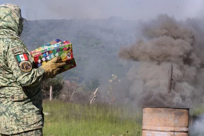 El titular del área, José Gabino Vázquez Vega, informó que, en coordinación con personal de la XIV Zona Militar, Fiscalía General de la República, llevaron a cabo la destrucción de este material explosivo.