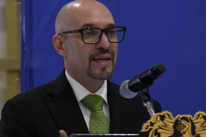 Octavio de la Torre explicó que no solamente se trata de poner un a silla, sino que más bien de las causas activas, que son 15 minutos de descanso por cada tres horas.