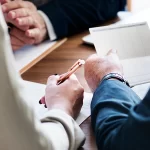 Niegan inscripción a joven por su calificación de 7.2