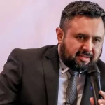 No sólo la placa que ha causado la polémica tiene una perforación, sino muchas otras; este tipo de hendidura se requiere para hacer el empatado de la plaza de zinc con la base de madera.