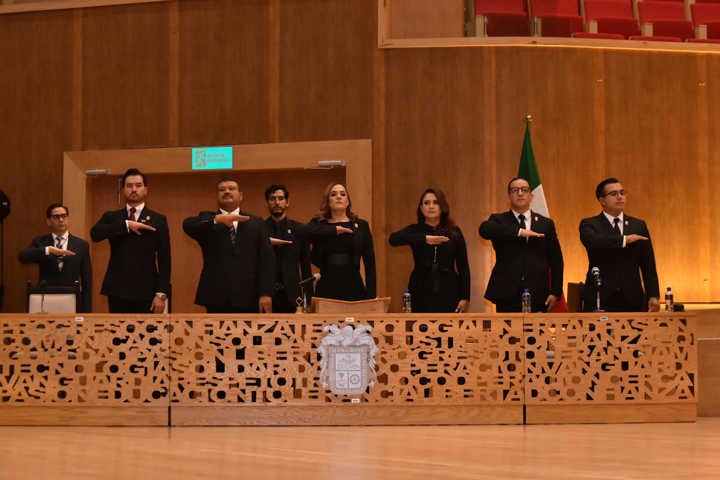 Autoridades del Ejecutivo y Lesgilativo encabezaron el acto protocolario de toma de protesta a jueces y magistrado del STJ. Foto Congreso