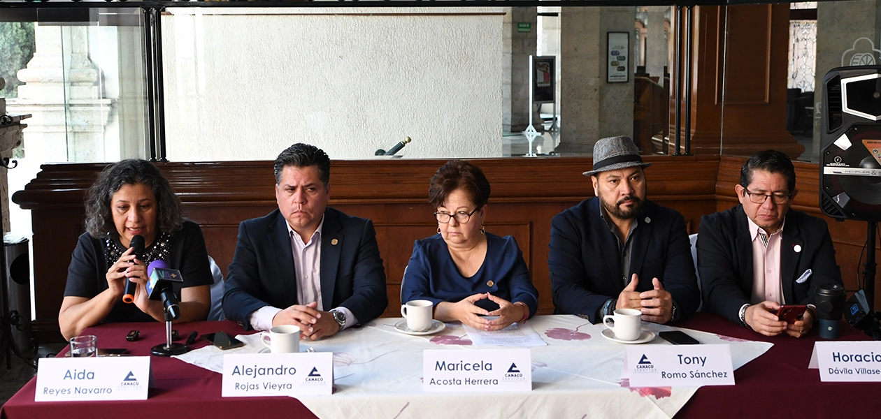 “Son burócratas, no son trabajadores de una empresa, ni empresarios”, manifestó la presidenta de la Cámara de Comercio (CANACO), Maricela Acosta Herrera.