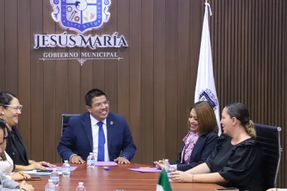 Alcalde César Medina firma convenio con el IEE