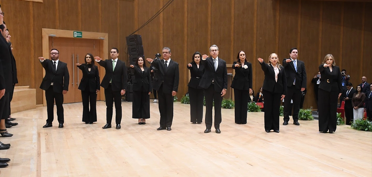 Congreso del Estado toma protesta a los 65 jueces y magistrados que conformarán el nuevo STJ en Aguascalientes. Foto Congreso