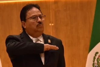 “Pujitos” Alférez hizo un llamado a Lorena Martínez para que se defina y tome color, ya que dijo que puede sufrir el síndrome de Felipe González o el de Luis Armando Reynoso, “encabezar un nuevo partido y no alcanzar ni la plurinominal”.