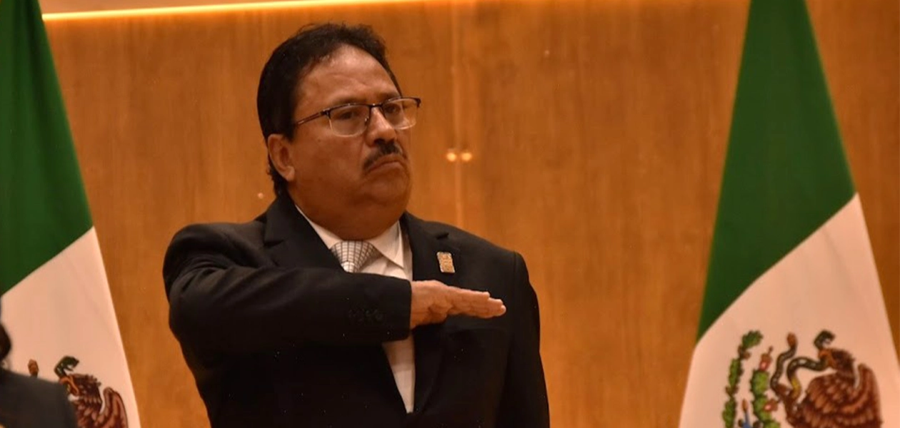 “Pujitos” Alférez hizo un llamado a Lorena Martínez para que se defina y tome color, ya que dijo que puede sufrir el síndrome de Felipe González o el de Luis Armando Reynoso, “encabezar un nuevo partido y no alcanzar ni la plurinominal”.