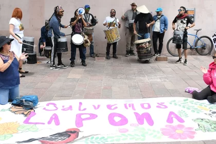 Sofía González Ponce, dirigente del grupo “Salvemos la Pona”, señaló que el objetivo de la movilización es la solicitud de transparencia en la negociación con las inmobiliarias interesadas en construir en el predio.