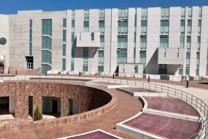 La intervención requirió personal altamente capacitado en cirugía cardiotorácica, cardiología, medicina intensiva, perfusionismo y enfermería especializada.