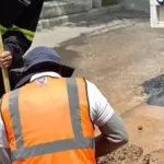 MIAA trabaja en la sustitución de tubería sanitaria.