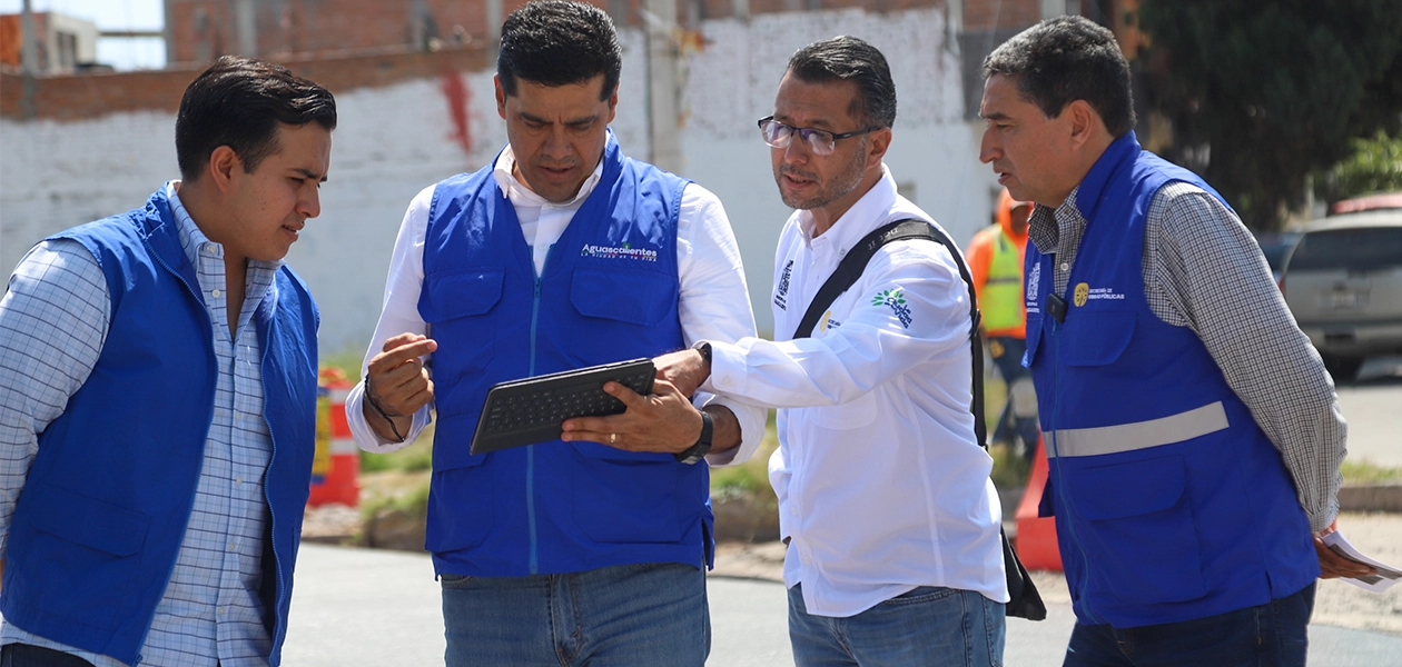Constató los trabajos que se realizan en el puente superior vehicular ubicado en Avenida Aguascalientes, así como la colocación de concreto hidráulico en Avenida Julio Díaz Torre y Avenida Mariano Hidalgo.