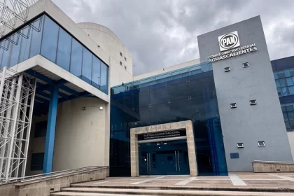 La capital del Estado fue el eje de este cambio histórico, con el triunfo de Alfredo Reyes Velázquez, quien se convirtió en el primer presidente municipal emanado de Acción Nacional en el municipio de Aguascalientes.