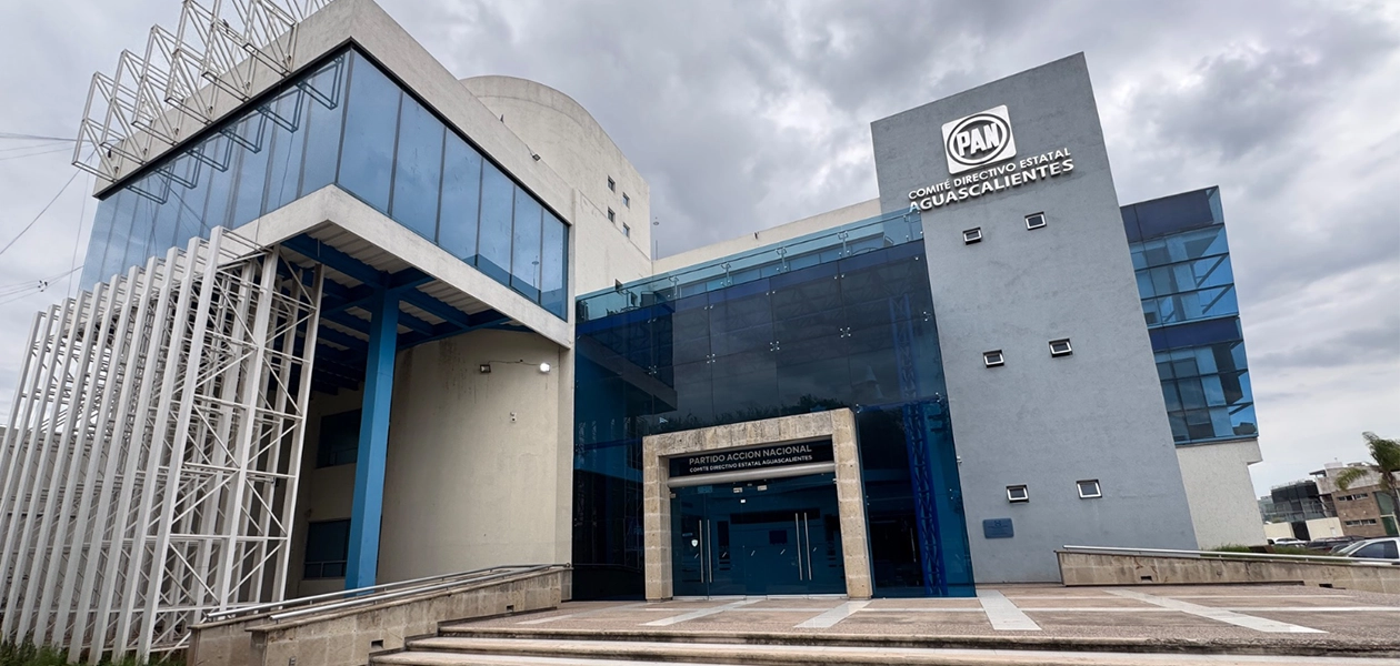 La capital del Estado fue el eje de este cambio histórico, con el triunfo de Alfredo Reyes Velázquez, quien se convirtió en el primer presidente municipal emanado de Acción Nacional en el municipio de Aguascalientes.