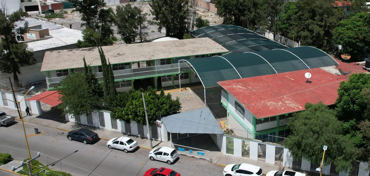 Robaron equipo de cómputo, bombas de agua y material escolar