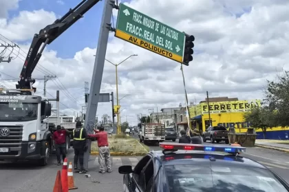 Refuerza Municipio seguridad vial con nuevo semáforo en cruce de Rodolfo Landeros y Poliducto