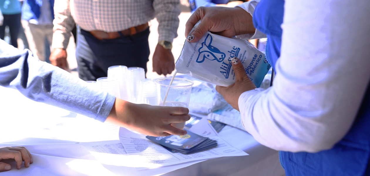 La pobreza extrema bajó de 26 mil 100 a 8 mil 700 personas, lo que representa una reducción histórica de más del 66 por ciento.