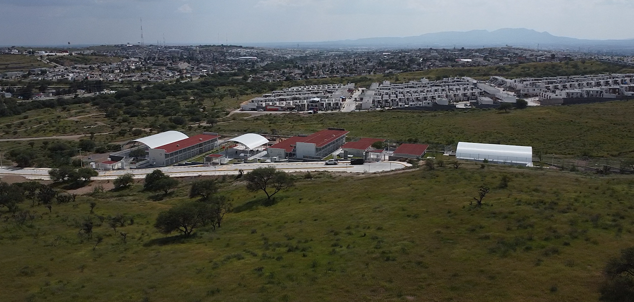 Un Complejo educativo público en Villas de Nuestra Señora de la Asunción, con características de un colegio privado