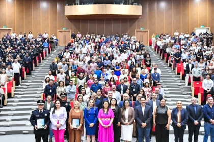Reconocimiento a Antonio Martínez Romo por sus 40 años de servicio en la Seguridad Estatal.