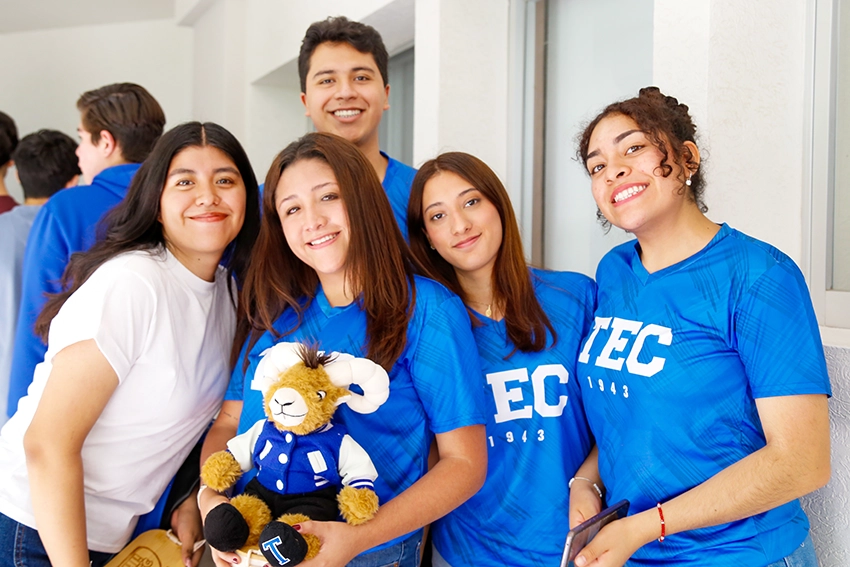 Llevan en alto su institución.