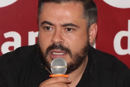 “Ellos ven un escenario muy complicado rumbo al 27 y por ello estas manifestaciones ya abiertas de manera cupular para ir promoviendo a quienes ellos quieren promover, es decir para quienes ellos quieren ya ir manteniendo en una agenda mediática, pero eso es un síntoma de lo desesperados que se encuentran”.