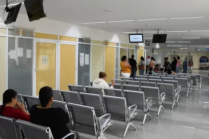 Familiares de pacientes tienen que comprar lo que se necesita