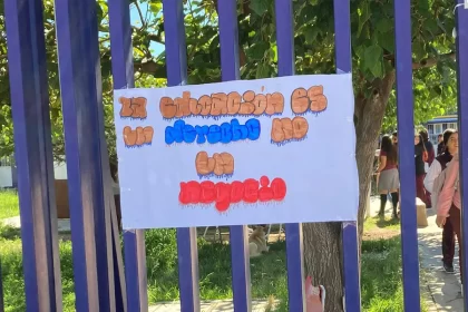Los alumnos inconformes acompañados de sus padres señalaron que a pesar de que la institución ha contado con apoyos económicos, se hizo mal uso de dichos fondos, “es inaceptable que tengamos baños en mal estado y carecemos de instalaciones adecuadas”.