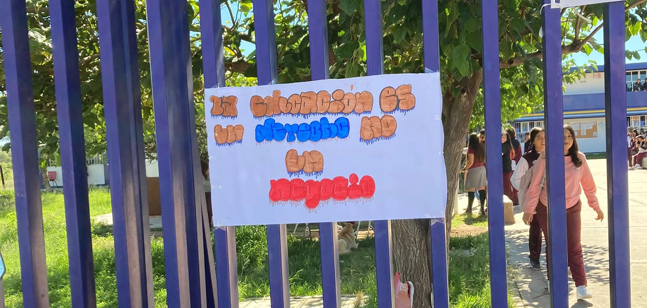 Los alumnos inconformes acompañados de sus padres señalaron que a pesar de que la institución ha contado con apoyos económicos, se hizo mal uso de dichos fondos, “es inaceptable que tengamos baños en mal estado y carecemos de instalaciones adecuadas”.