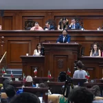 En el debate la diputada morenista, Alejandra Peña Curiel desde la tribuna levantó una pancarta con la leyenda de “los periodistas #NO SON CRIMINALES”